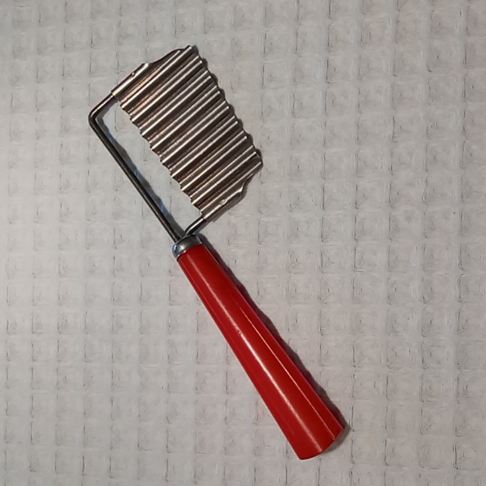 Vintage Red Bakelite Handle & Stainless Crinkle Vegetable/Potato Cutter/Slicer